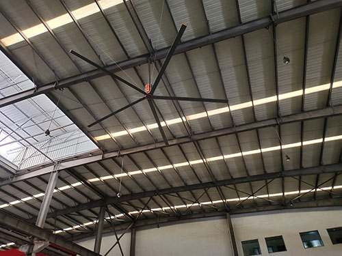 告別悶熱桎梏！7.3 米工業(yè)大吊扇，用大風(fēng)量締造車間舒適生產(chǎn)空間